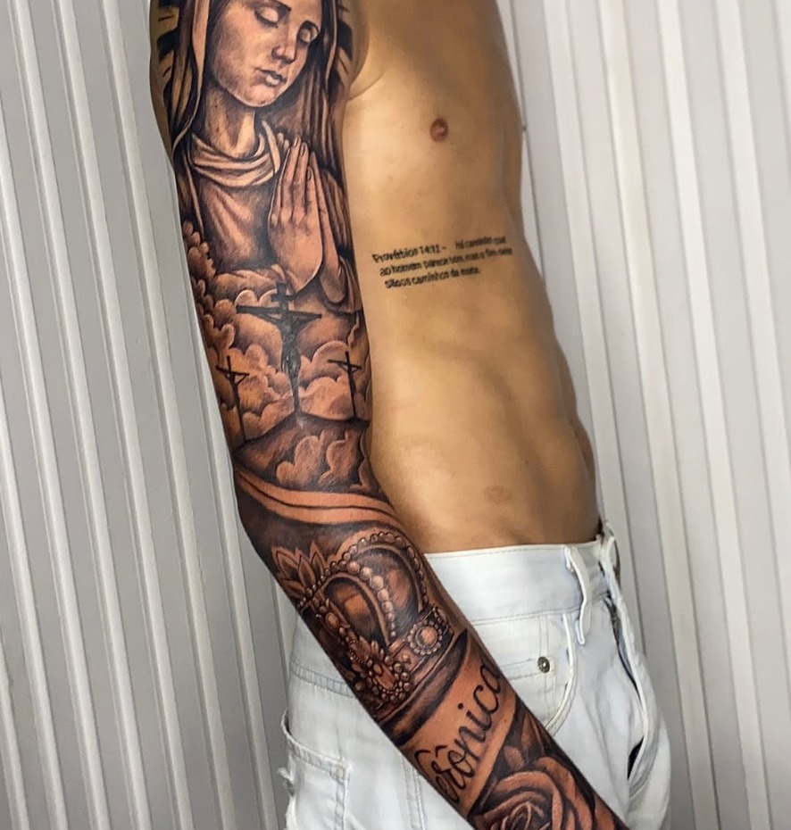 Fechamento de braço em realismo com figura religiosa