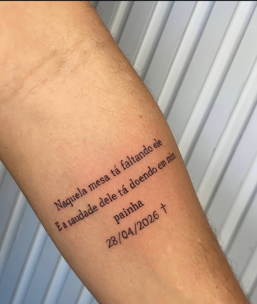 Tatuagem delicada de escrita fina no antebraço